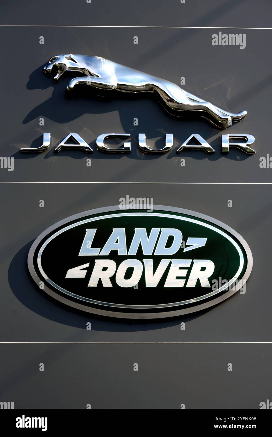 Ottawa, Canada - 25 octobre 2024 : panneau chez le concessionnaire Jaguar sur Hunt Club Rd. Jaguar, la marque de voitures de sport et de véhicules de luxe de Jaguar Land Rover, est Banque D'Images