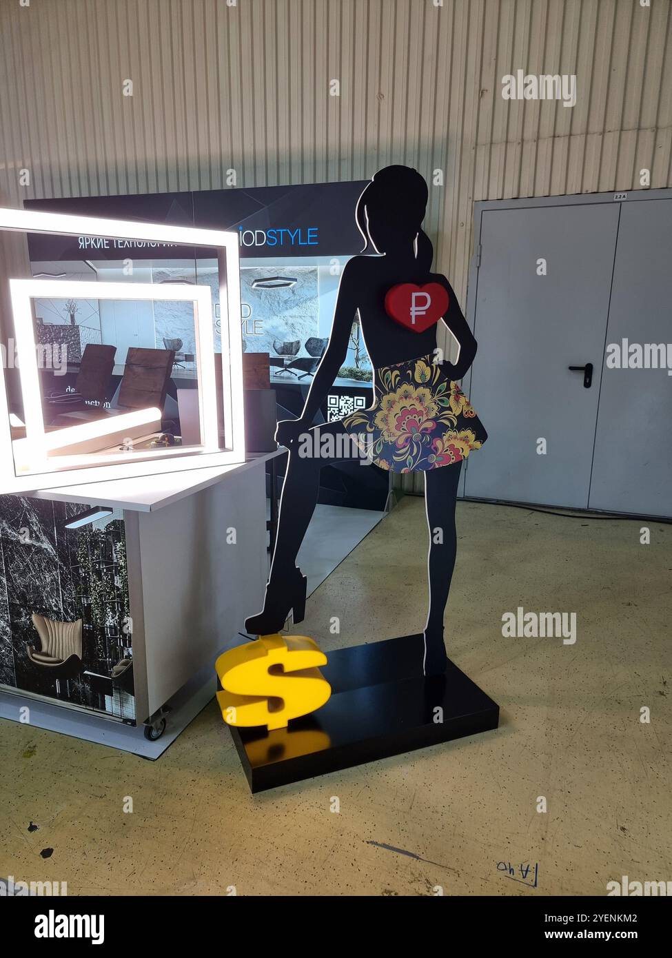 Figure de silhouette d'une fille avec le signe dollar et le signe rouble ; signe $, signe ₽ ; signes allumés ; rouble dans son cœur, son pied placé sur le signe dollar Banque D'Images