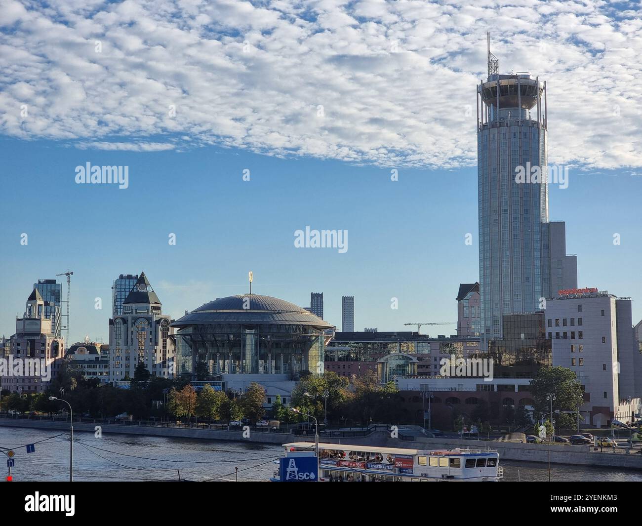 Vue sur la rivière Moskva avec centre d'affaires Riverside Towers, hôtel Swissotel Krasnye Holmy, Maison internationale de la musique de Moscou (Dom Muzyki) - Image de stock capturée avec un smartphone