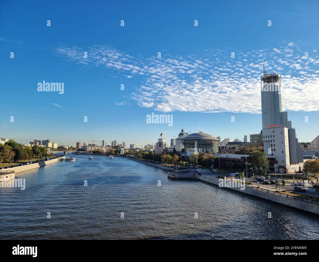 Vue sur la rivière Moskva avec centre d'affaires Riverside Towers, hôtel Swissotel Krasnye Holmy, Maison internationale de la musique de Moscou (Dom Muzyki) - Image de stock capturée avec un smartphone