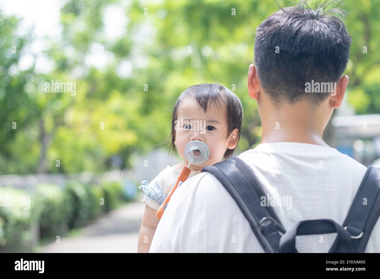 Une fille taïwanaise de 1 an sortant avec son père, un homme dans la vingtaine, par une chaude journée ensoleillée dans les rues de Taichung City, Taiwan, en septembre. Banque D'Images