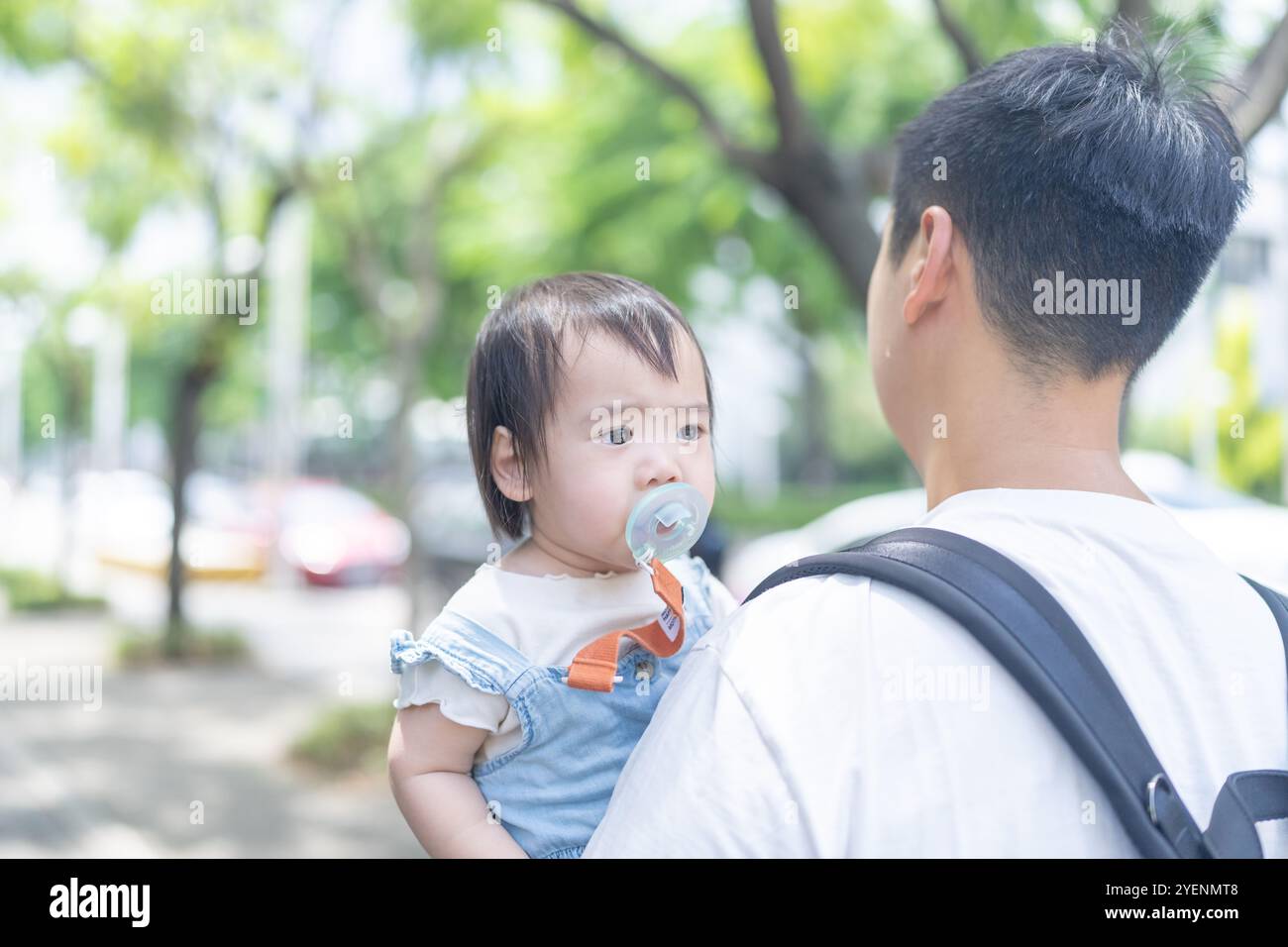 Une fille taïwanaise de 1 an sortant avec son père, un homme dans la vingtaine, par une chaude journée ensoleillée dans les rues de Taichung City, Taiwan, en septembre. Banque D'Images