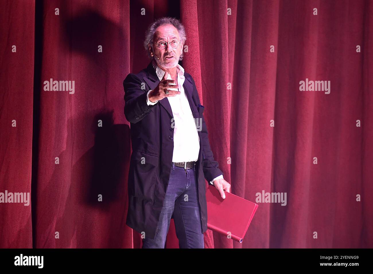 JUBILAEUM 50 JAHRE ROCKY HORROR SHOW Der Vorleser, Hugo Egon Balder JUBILAEUM 50 JAHRE ROCKY HORROR SHOW im Admiralspalastin Berlin, AM 31.10.2024 *** ANNIVERSAIRE 50 ANS DE ROCKY HORROR SHOW The Reader, Hugo Egon Balder ANNIVERSAIRE 50 ANS DE ROCKY HORROR SHOW à l'Admiralspalastin Berlin, on 31 10 2024 Photopress Mueller Banque D'Images