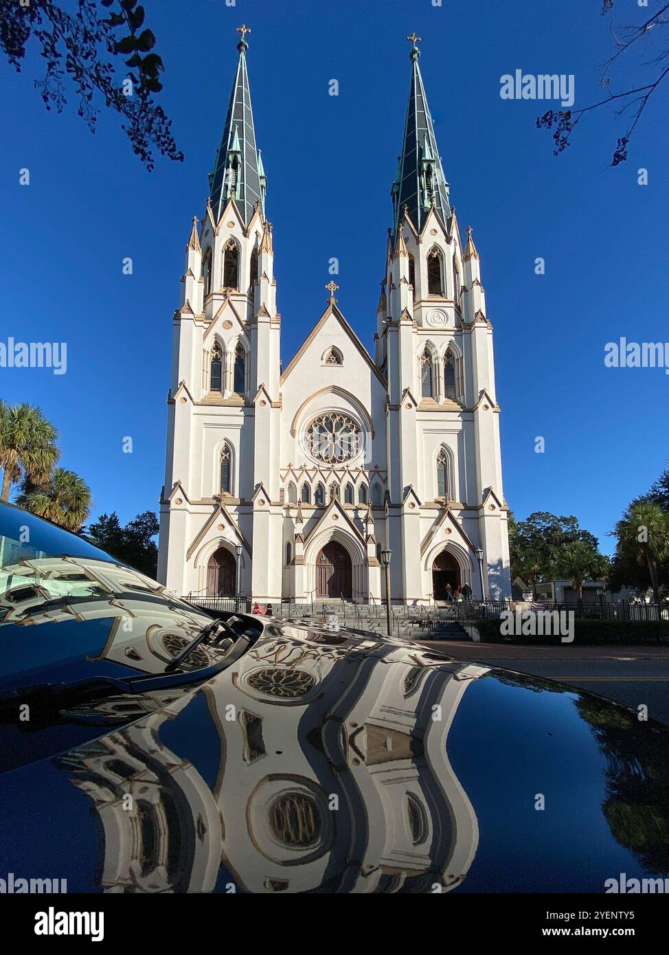 Capot de voiture avec un reflet de la Basilique Cathédrale de Jean-Baptiste, Savannah, Géorgie Banque D'Images Capot de voiture avec un reflet de la Basilique Cathédrale de Jean-Baptiste, Savannah, Géorgie Banque D'Images