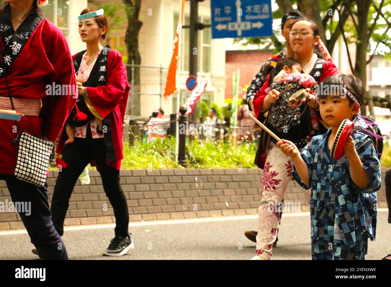 Danseurs et interprètes de tous âges défilent ensemble dans le défilé dans le centre-ville de Sendai pour le festival Aoba Banque D'Images