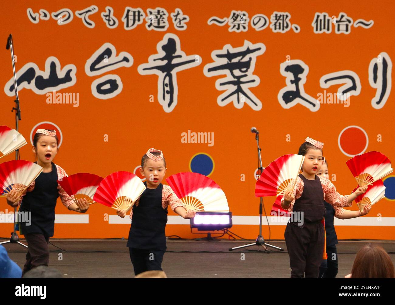 Enfants jouant le Suzume odori, ou danse du moineau, dans le centre-ville de Sendai pendant le festival Aoba Banque D'Images