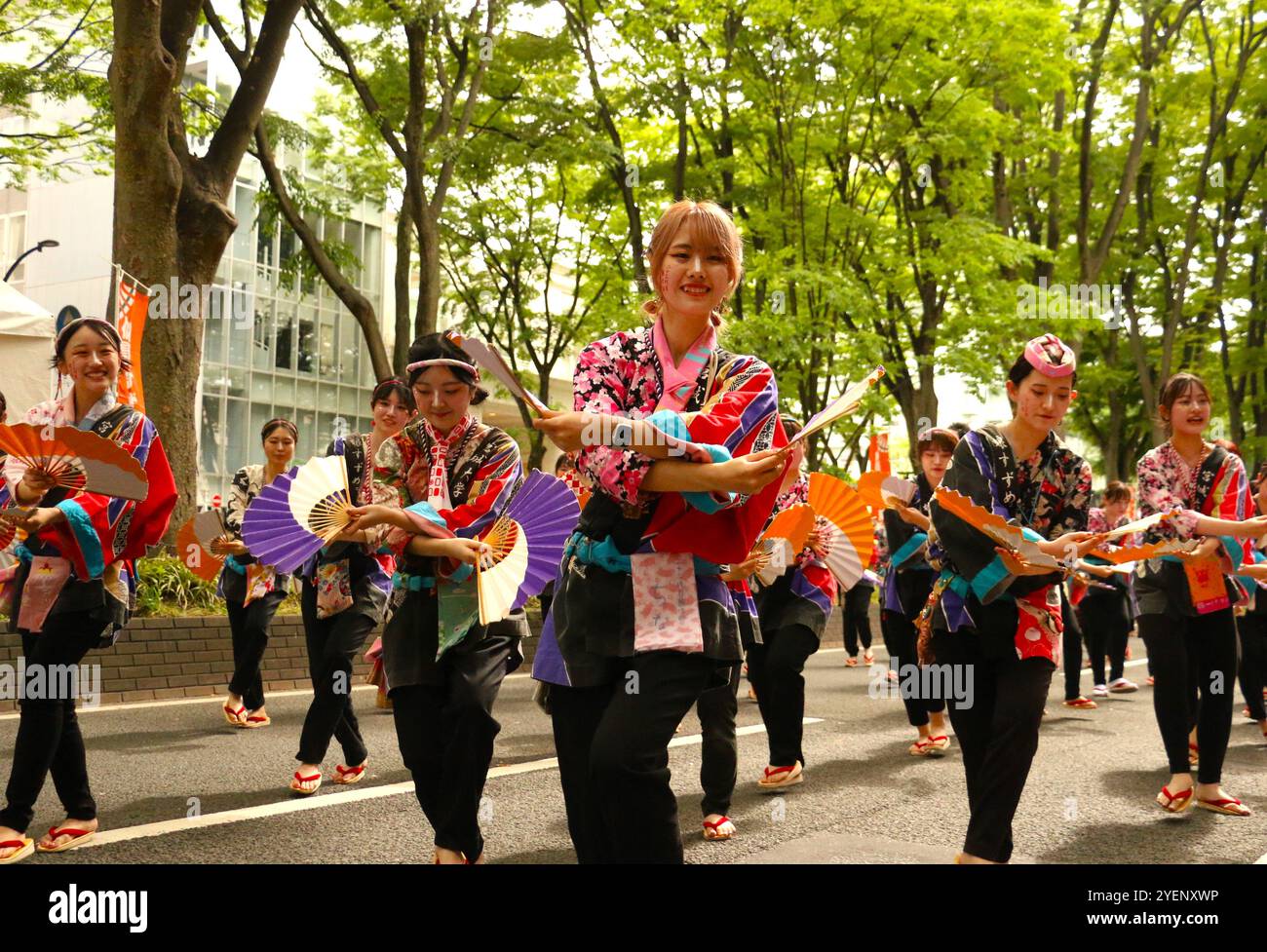 Danseurs interprétant le Suzume odori, ou danse du moineau, dans un défilé dans le centre-ville de Sendai pendant le festival Aoba Banque D'Images