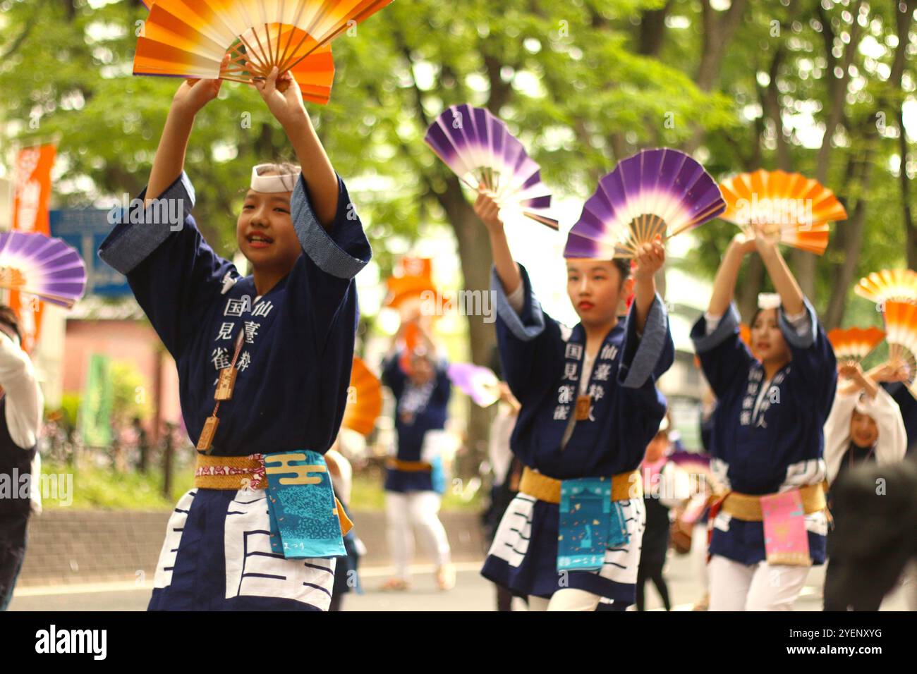 Danseurs interprétant le Suzume odori, ou danse du moineau, dans un défilé dans le centre-ville de Sendai pendant le festival Aoba Banque D'Images