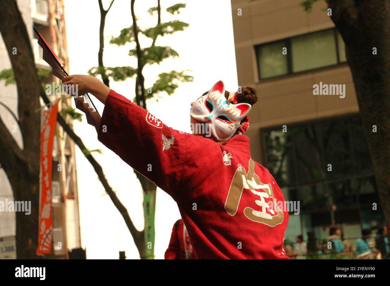 Une danseuse jouant le Suzume odori, ou danse du moineau, avec un masque de renard dans le centre-ville de Sendai pendant le festival Aoba Banque D'Images