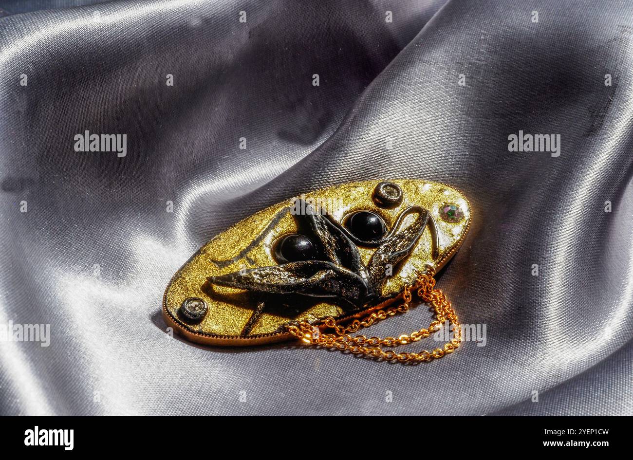 Garham, Allemagne. 31 octobre 2024. Broche en métal jaune antique avec pierres artificielles noires et trèfle, fabriqué en Allemagne. (Photo par Igor Golovniov/SOPA images/SIPA USA) crédit : SIPA USA/Alamy Live News Banque D'Images