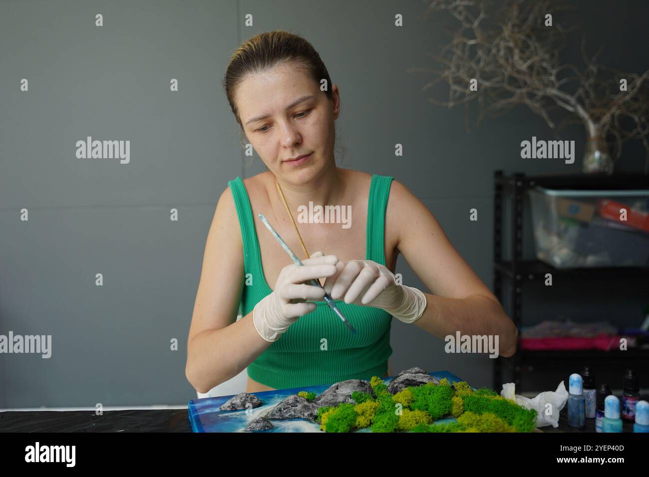 Le processus de fabrication du décor d'art de résine époxy, pierres naturelles et mousse Banque D'Images