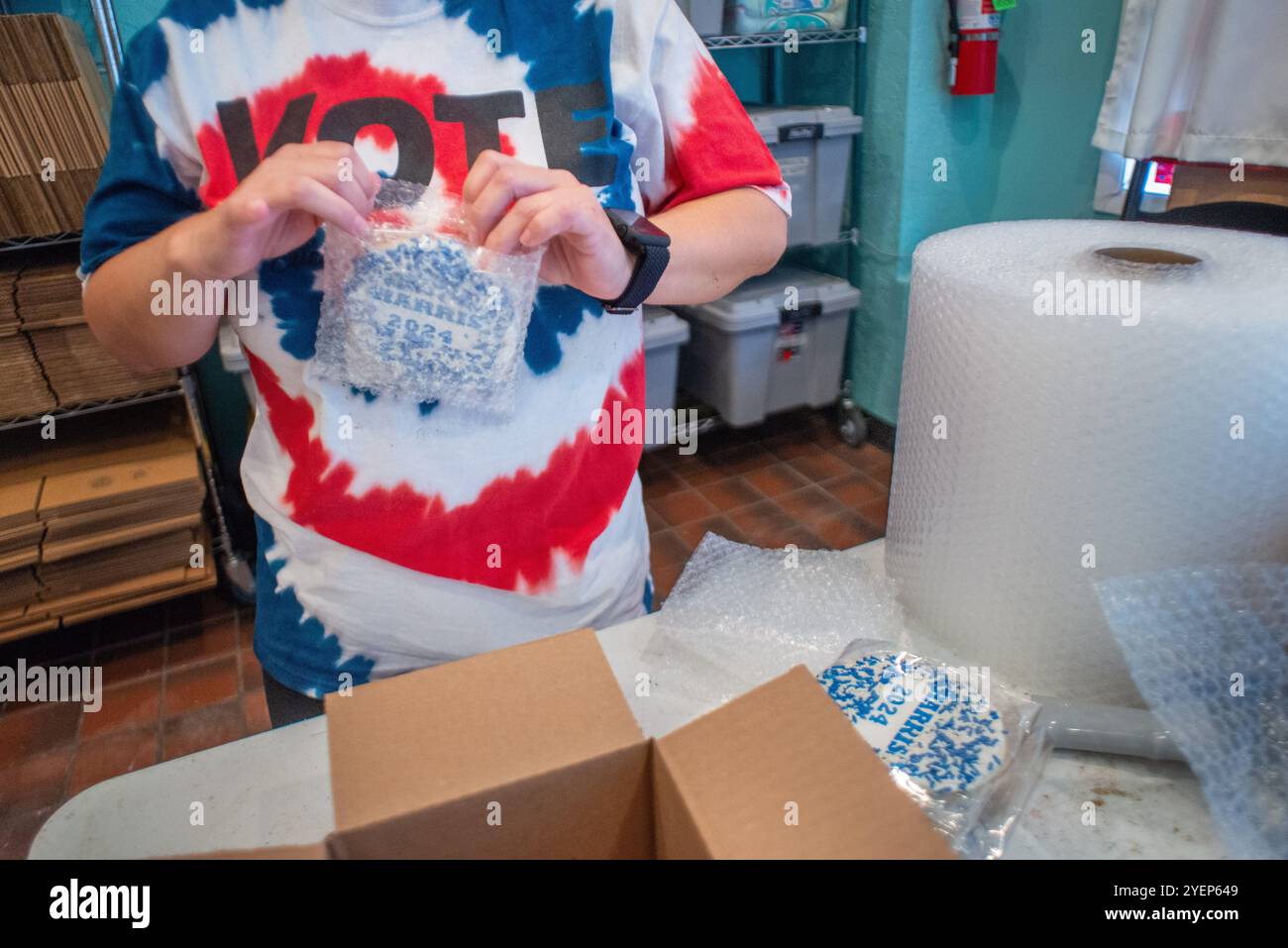 Stefanie Marucci emballe les biscuits Harris pour expédition vendredi 04 octobre 2024 à Lochel's Bakery à Hatboro, Pennsylvanie. Depuis 2008, la boulangerie familiale de troisième génération de Hatboro cuit des lots de biscuits au sucre rouge et bleu que les clients peuvent commander pour montrer leur soutien à leur candidat à la présidence. Le sondage amical sur les cookies a pris une vie propre. Banque D'Images