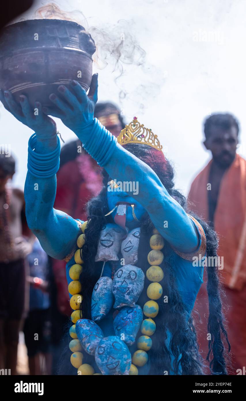 Kulasai Dasara, Portrait de dévot indien hindou avec le visage peint et habillé en déesse kali pour effectuer les rituels du festival culte kulasai dasara. Banque D'Images