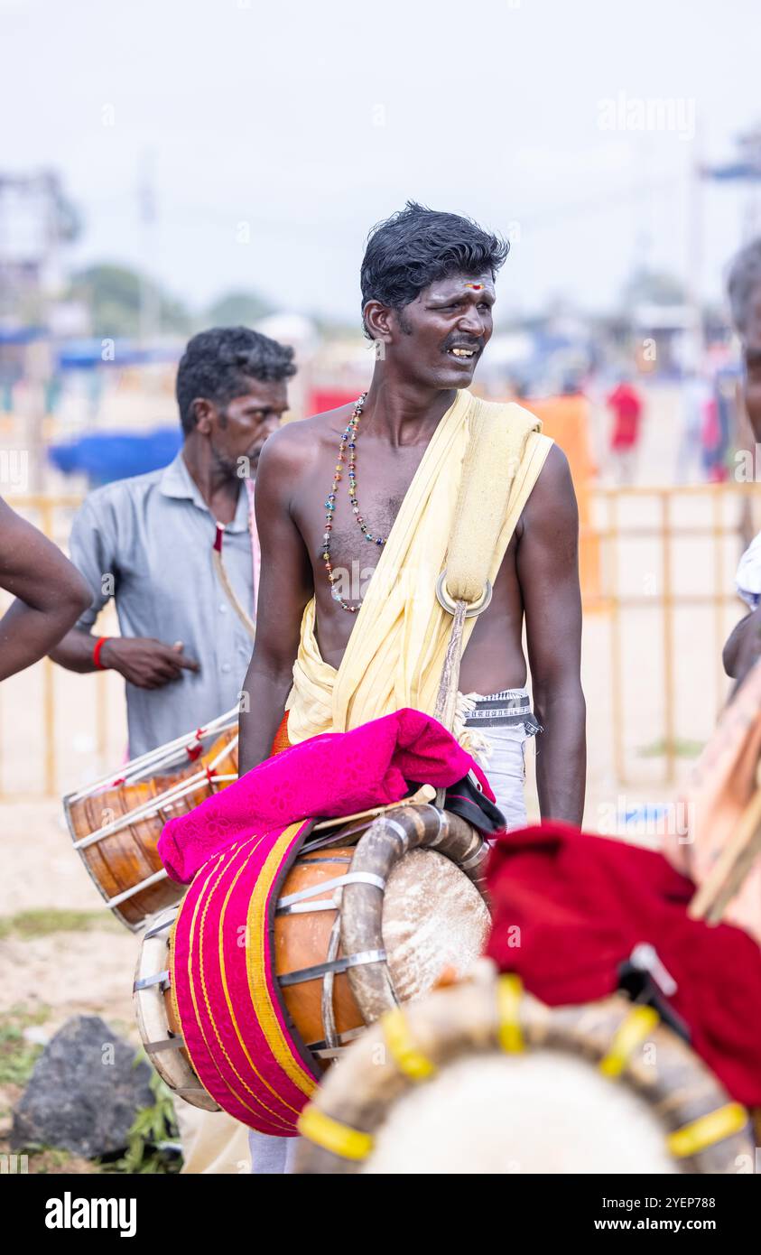 Kulasai Dasara, Portrait de dévot indien hindou avec le visage peint et habillé en déesse kali pour effectuer les rituels du festival culte kulasai dasara. Banque D'Images