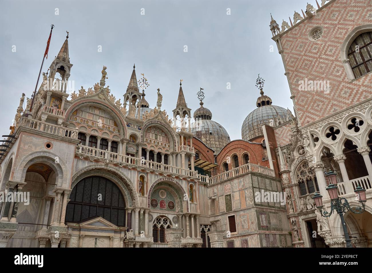 Vue vers le haut de la basilique de Marc à Venise, Italie. Ce chef-d'œuvre byzantin emblématique présente des mosaïques d'or complexes et des sculptures ornées Banque D'Images
