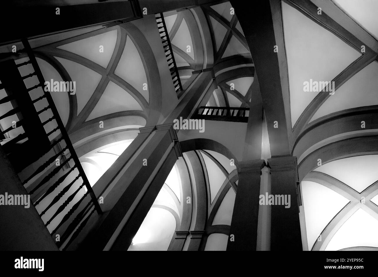 Les voûtes croisées suggestives de la cage d'escalier du palais Gravina, siège de la Faculté d'architecture de Naples Banque D'Images