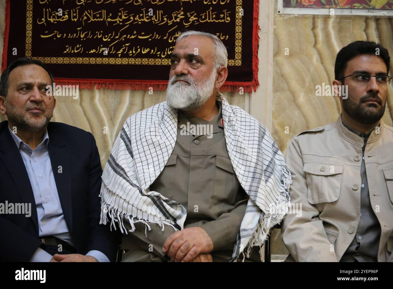 Téhéran, Iran. 31 octobre 2024. Un officier militaire iranien qui est un officier supérieur du CGRI, MOHAMMAD REZA Naqdi (C), assiste à une cérémonie sur la place Palestine à Téhéran, commémorant feu Hashem Safieddine, un religieux éminent qui devait succéder au dirigeant du Hezbollah assassiné Hassan Nasrallah, tué par une frappe aérienne israélienne à Beyrouth. Naqdi est officier supérieur du CGRI et commandant de la milice Basij depuis 2009. Il a cofondé l'Anjoman-e Eslami à l'Université de Guilan et a fait face à des sanctions américaines pour violations des droits humains. Fidèle à la ligne dure, Naqdi minimise la menace Banque D'Images