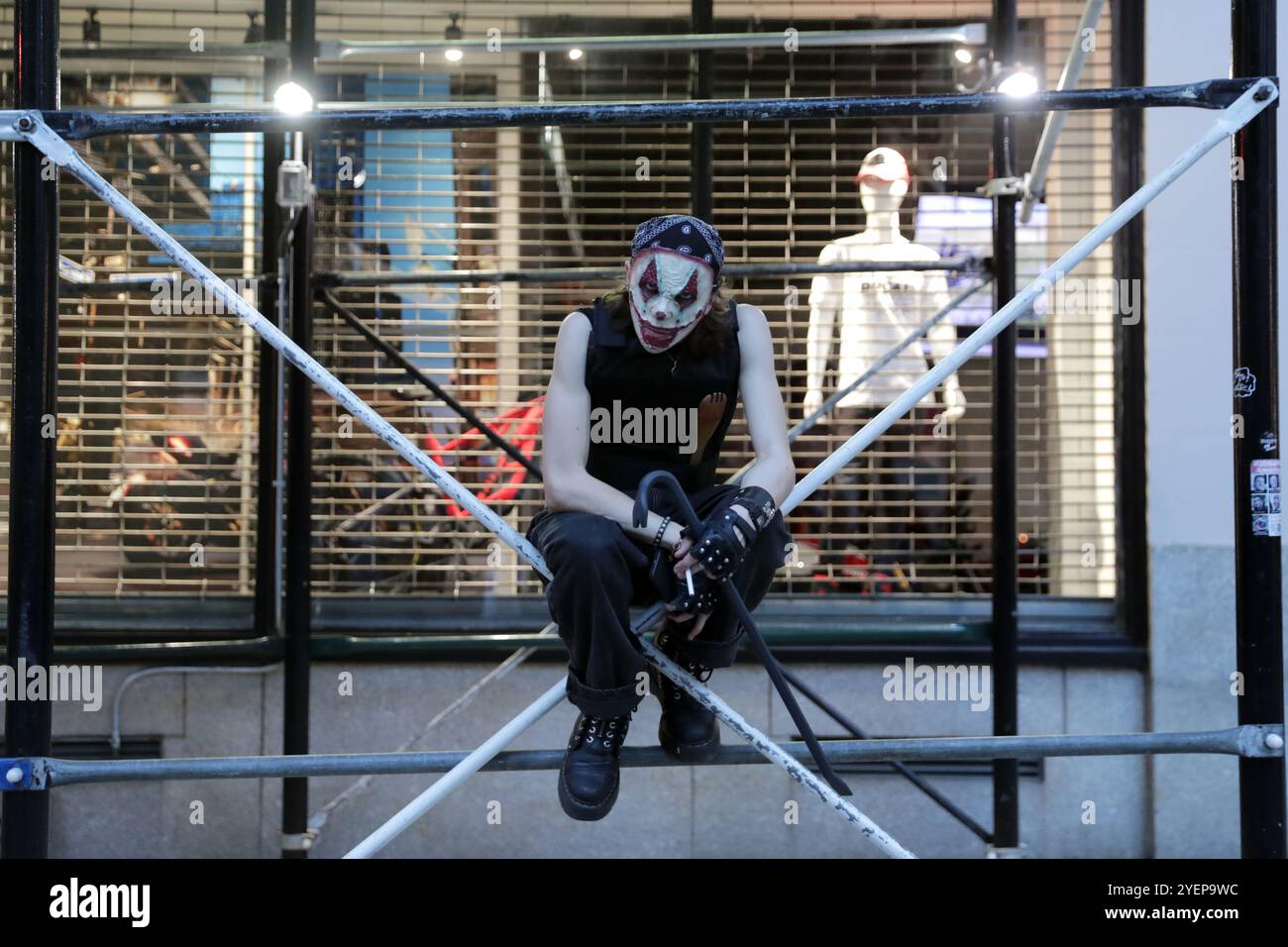 NEW YORK, ÉTATS-UNIS - OCTOBRE 31 : des fêtards en costumes élaborés et effrayants remplissent les rues pour la 51e parade annuelle d'Halloween de Greenwich Village le 31 octobre 2024, à New York. Des milliers de New-Yorkais et de visiteurs se sont joints à cette célébration emblématique, mettant en valeur la créativité, l'esprit communautaire et la magie d'Halloween. (Photo : Giada Papini Rampelotto/EuropaNewswire) Banque D'Images