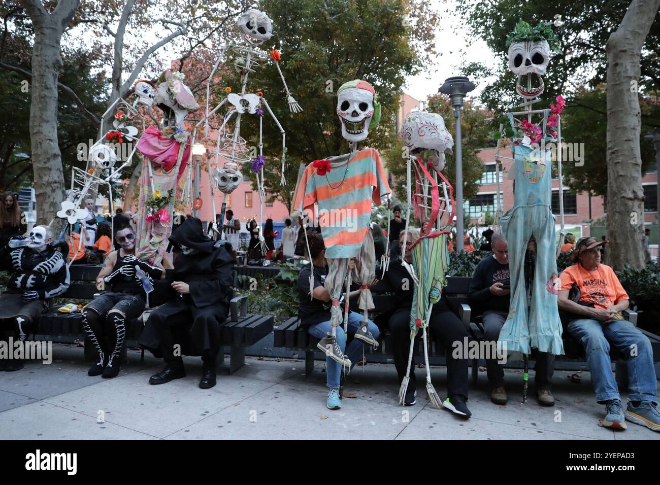 NY, États-Unis. 31 octobre 2024. NEW YORK, ÉTATS-UNIS - OCTOBRE 31 : des fêtards en costumes élaborés et effrayants remplissent les rues pour la 51e parade annuelle d'Halloween de Greenwich Village le 31 octobre 2024, à New York. Des milliers de New-Yorkais et de visiteurs se sont joints à cette célébration emblématique, mettant en valeur la créativité, l'esprit communautaire et la magie d'Halloween. (Crédit image : © Luiz Rampelotto/ZUMA Press Wire) USAGE ÉDITORIAL SEULEMENT! Non destiné à UN USAGE commercial ! Banque D'Images