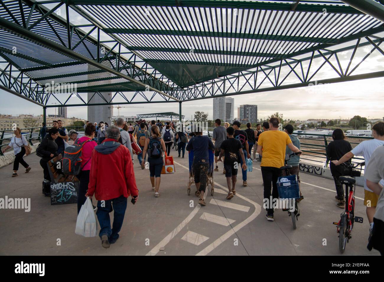 Désolation et solidarité sont les deux mots qui définissent les inondations à Valence : des images déchirantes de rues inondées de boue et de voitures empilées les unes sur les autres à cause des effets de la DANA, la tempête qui a dévasté la zone métropolitaine de Valence. Desolación y solidaridad son las dos palabras que definen las inundaciones en Valencia : imágenes dantescas de calles anegadas por el lodo y coches apilados unos sobre otros por efecto de la DANA, la tormenta que devastó el área metropolitana de Valencia. News-Cronaca-Valencia, Espagne vendredi 1 novembre 2024 (photo par Eric Banque D'Images