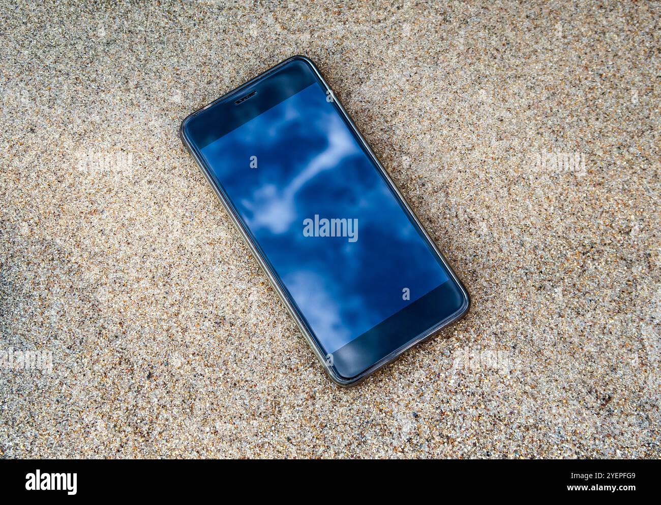 Téléphone portable perdu sur le sable à la plage Banque D'Images