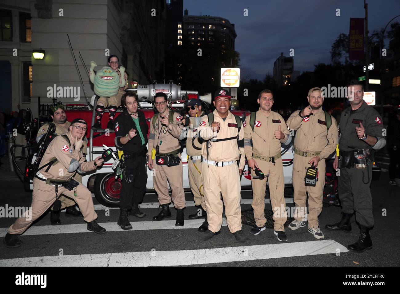 New York. 31 octobre 2024. NEW YORK, ÉTATS-UNIS - OCTOBRE 31 : des fêtards en costumes élaborés et effrayants remplissent les rues pour la 51e parade annuelle d'Halloween de Greenwich Village le 31 octobre 2024, à New York. Des milliers de New-Yorkais et de visiteurs se sont joints à cette célébration emblématique, mettant en valeur la créativité, l'esprit communautaire et la magie d'Halloween. (Crédit : Giada Papini Rampelotto/EuropaNewswire)/dpa/Alamy Live News Banque D'Images