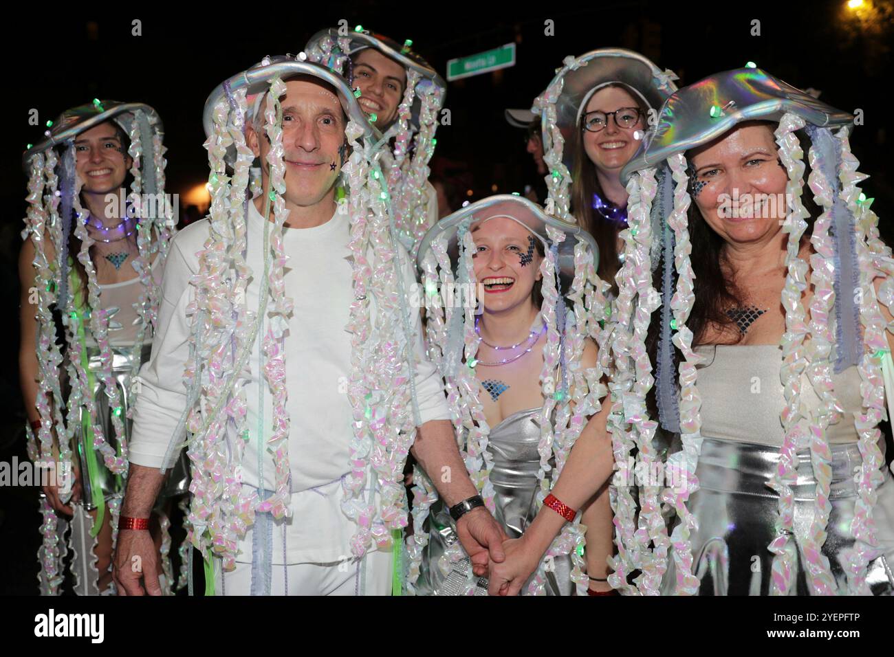 New York. 31 octobre 2024. NEW YORK, ÉTATS-UNIS - OCTOBRE 31 : des fêtards en costumes élaborés et effrayants remplissent les rues pour la 51e parade annuelle d'Halloween de Greenwich Village le 31 octobre 2024, à New York. Des milliers de New-Yorkais et de visiteurs se sont joints à cette célébration emblématique, mettant en valeur la créativité, l'esprit communautaire et la magie d'Halloween. (Crédit : Giada Papini Rampelotto/EuropaNewswire)/dpa/Alamy Live News Banque D'Images