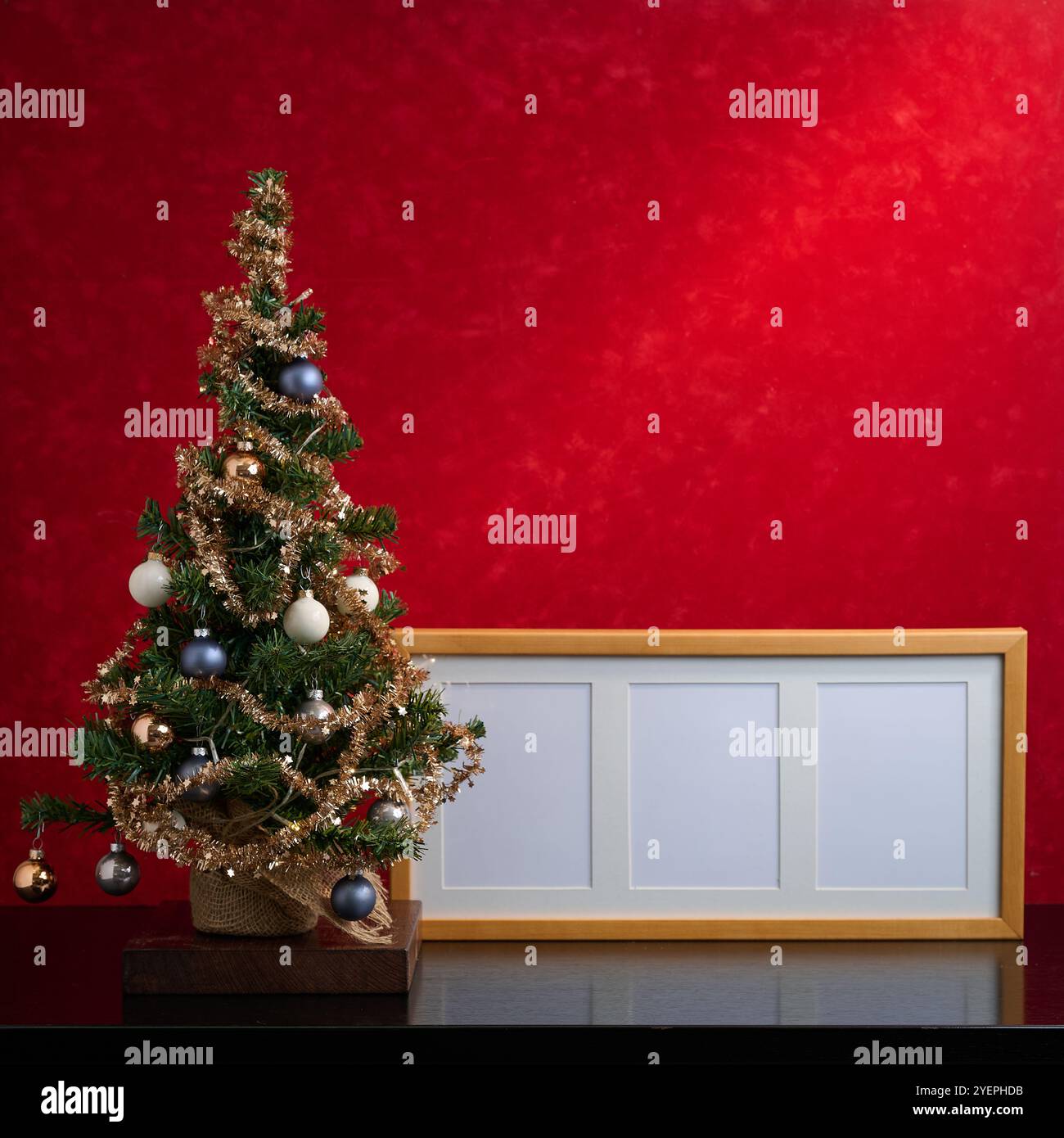 Le mini sapin de Noël s'assemble pour la fête Banque D'Images
