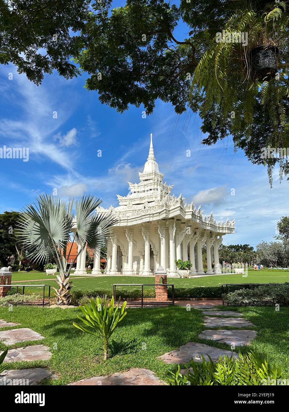 Majestueux temple blanc au milieu d'une végétation luxuriante lors d'une journée ensoleillée - Image de stock capturée avec un smartphone