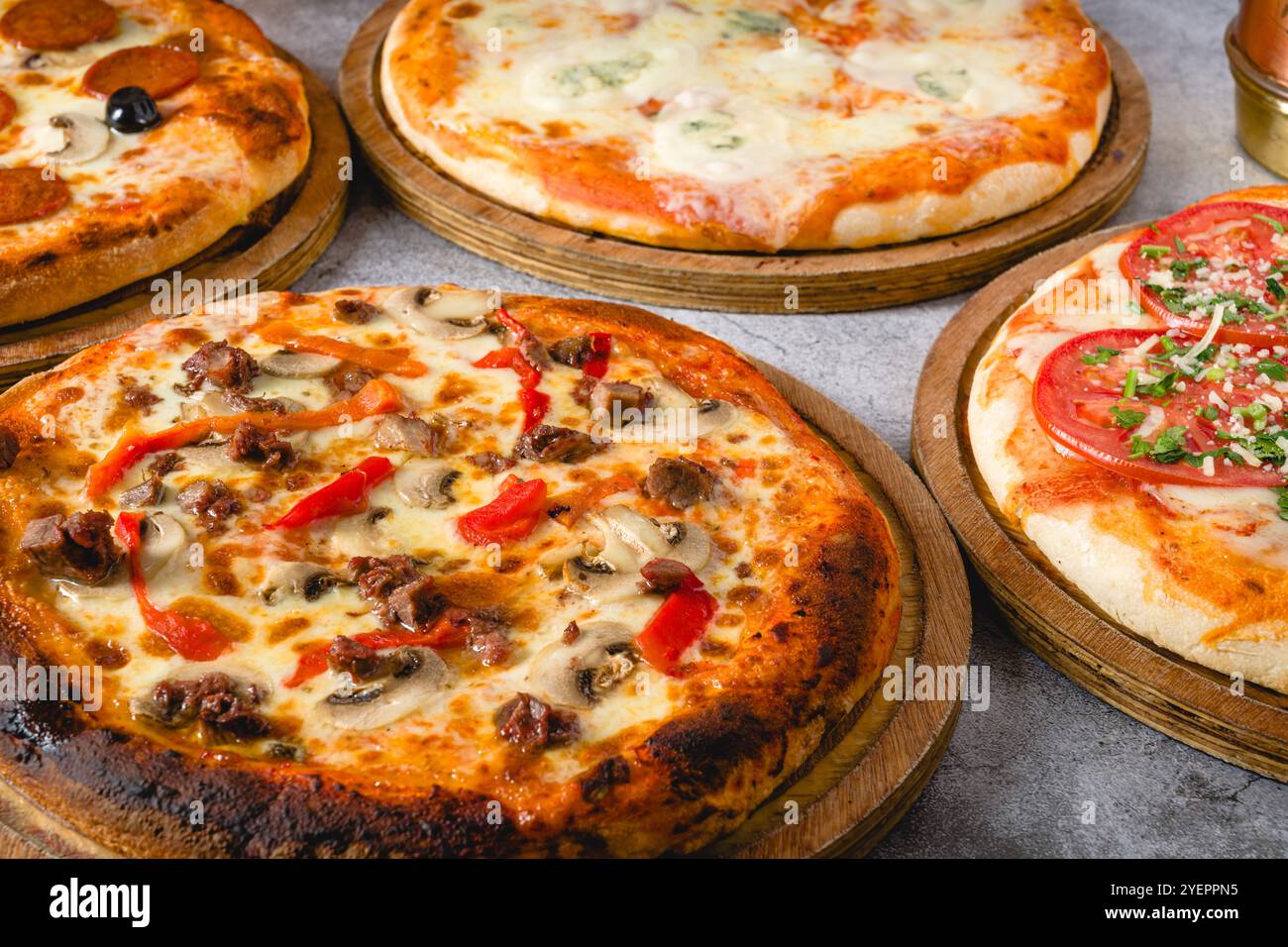 Vue de dessus de diverses pizzas napolitaines sur table en pierre grise Banque D'Images