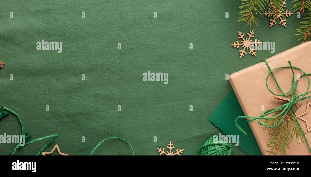 Fond vert écologique zéro déchet de Noël avec cadeau Banque D'Images