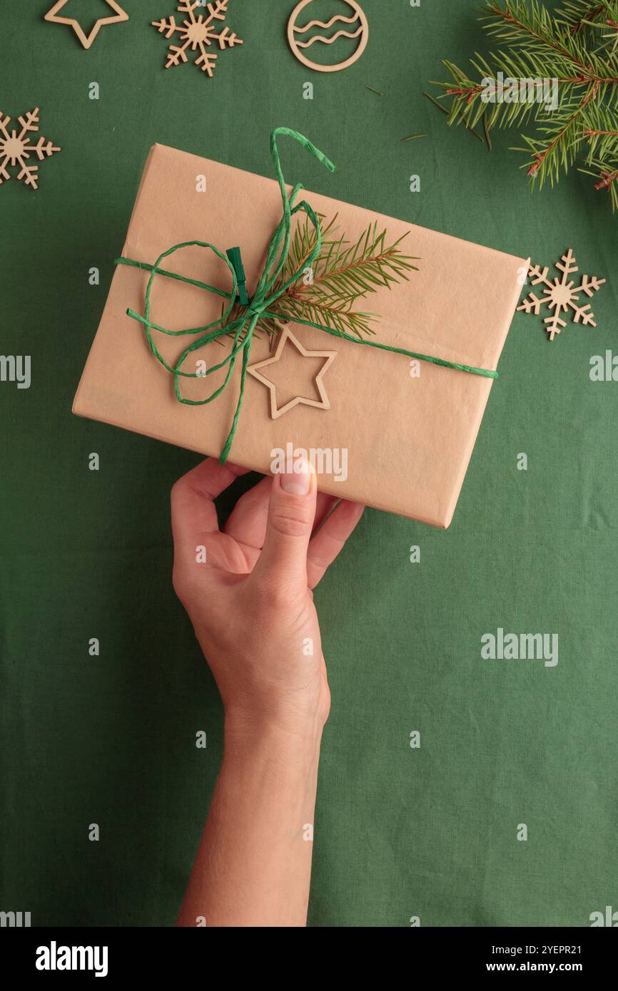 Cadeau de Noël dans un pack écologique zéro déchet avec la main Banque D'Images