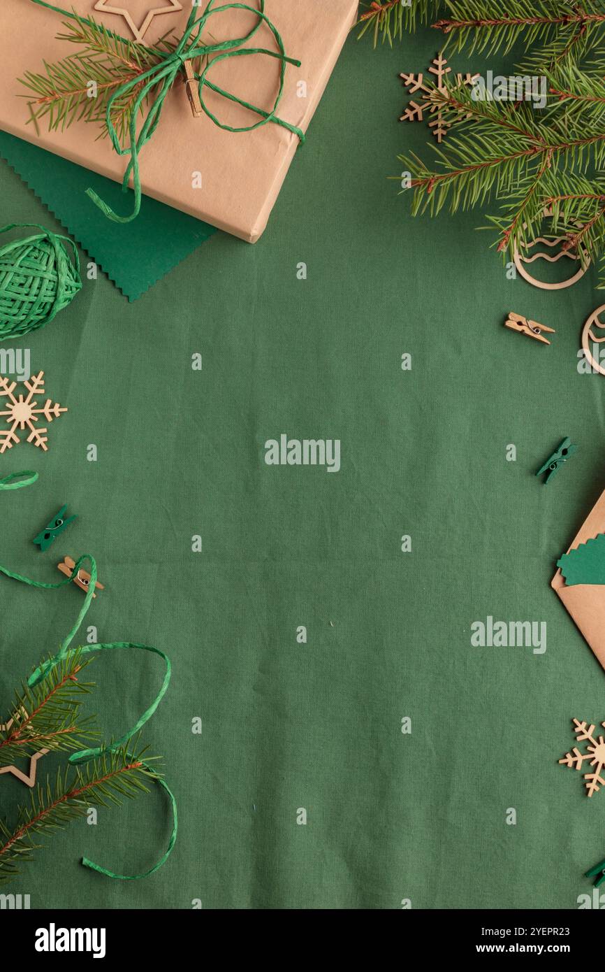 Fond vert écologique zéro déchet de Noël avec cadeau Banque D'Images