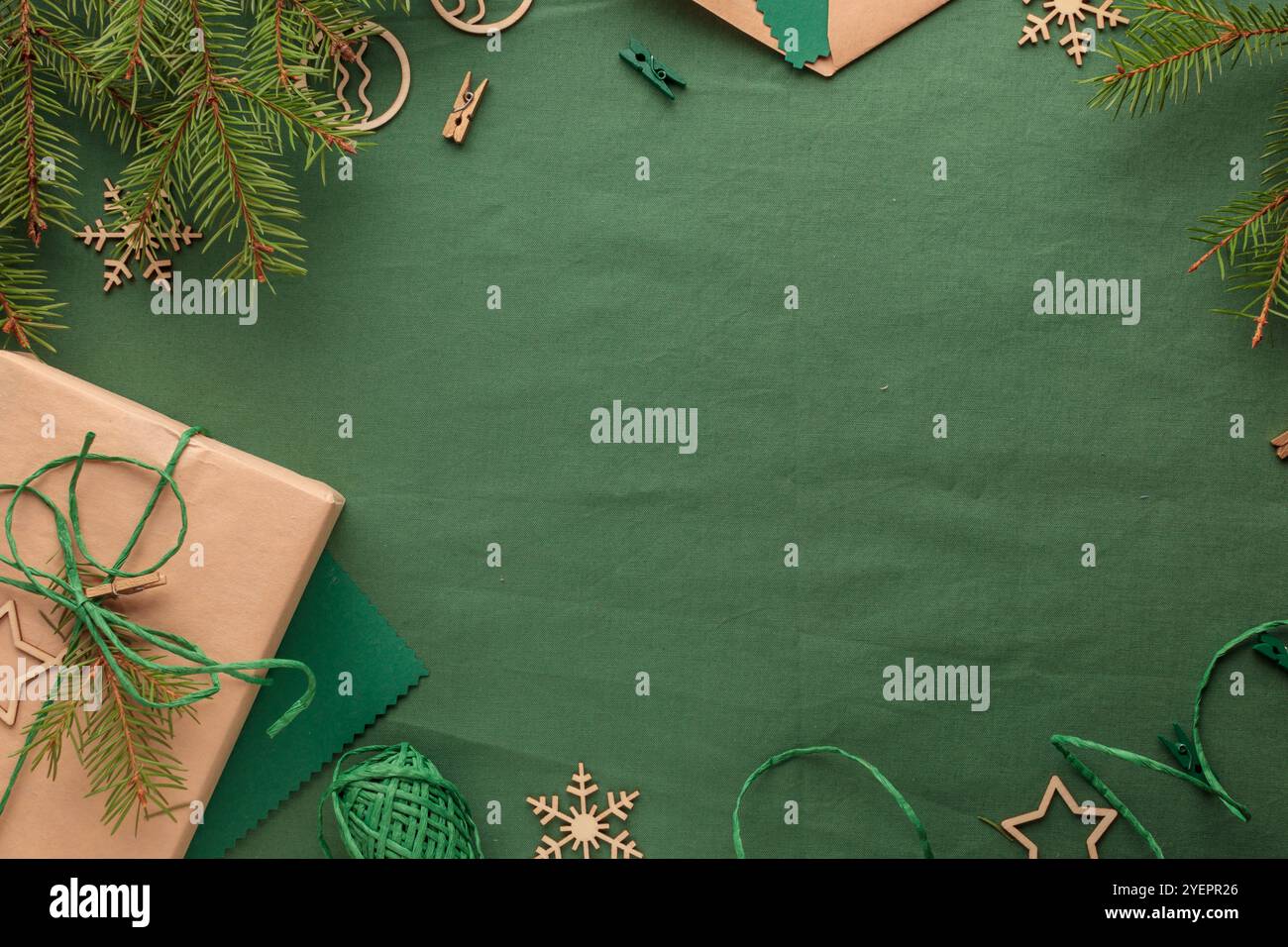 Fond vert écologique zéro déchet de Noël avec cadeau Banque D'Images