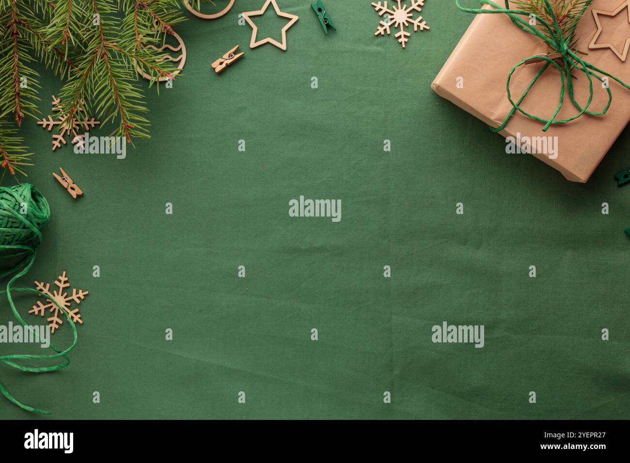 Fond vert écologique zéro déchet de Noël avec cadeau Banque D'Images