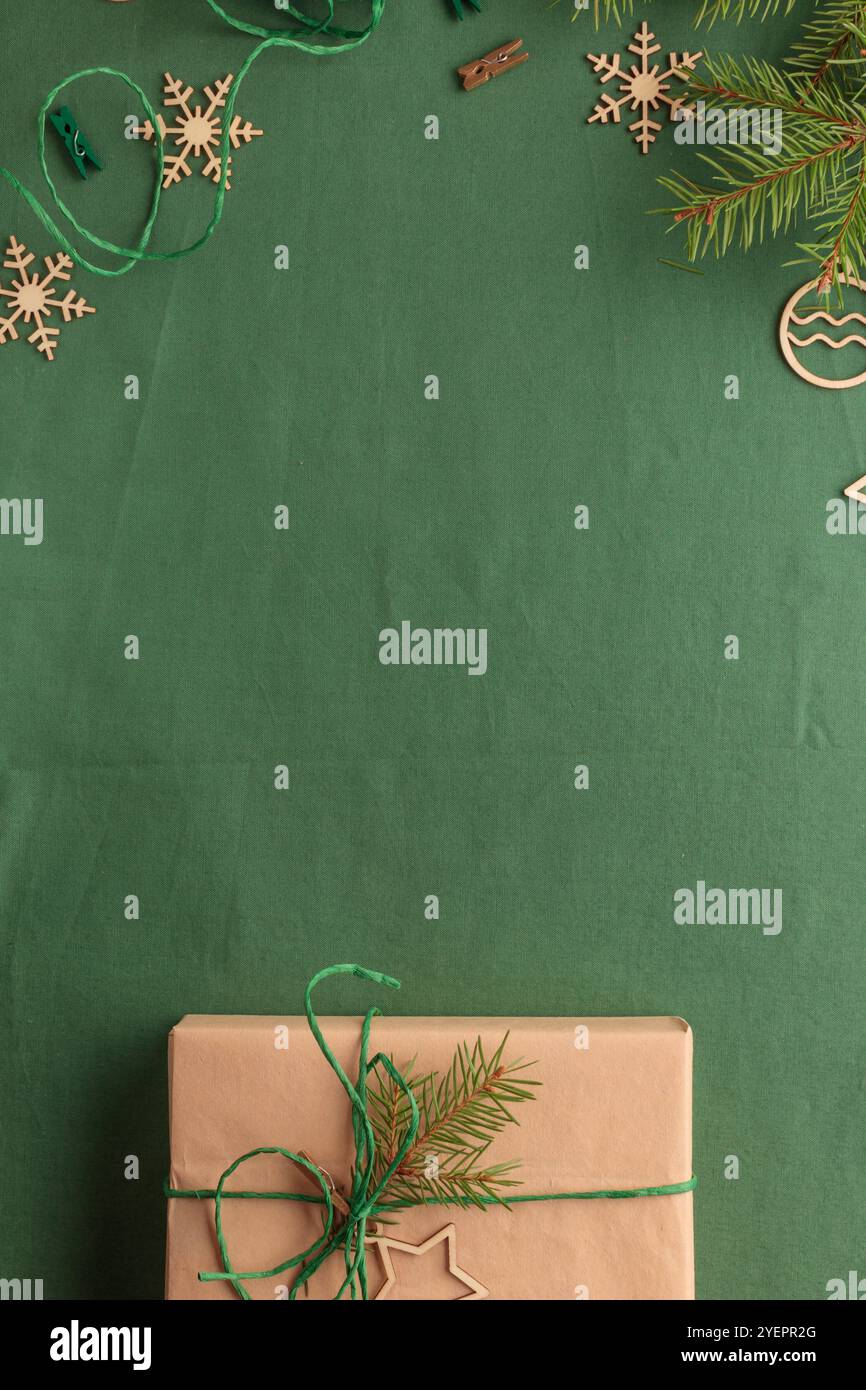 Fond vert écologique zéro déchet de Noël avec cadeau Banque D'Images