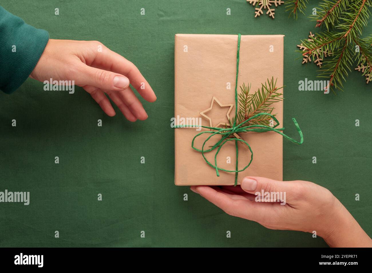 Cadeau de Noël dans un pack écologique zéro déchet avec les mains Banque D'Images