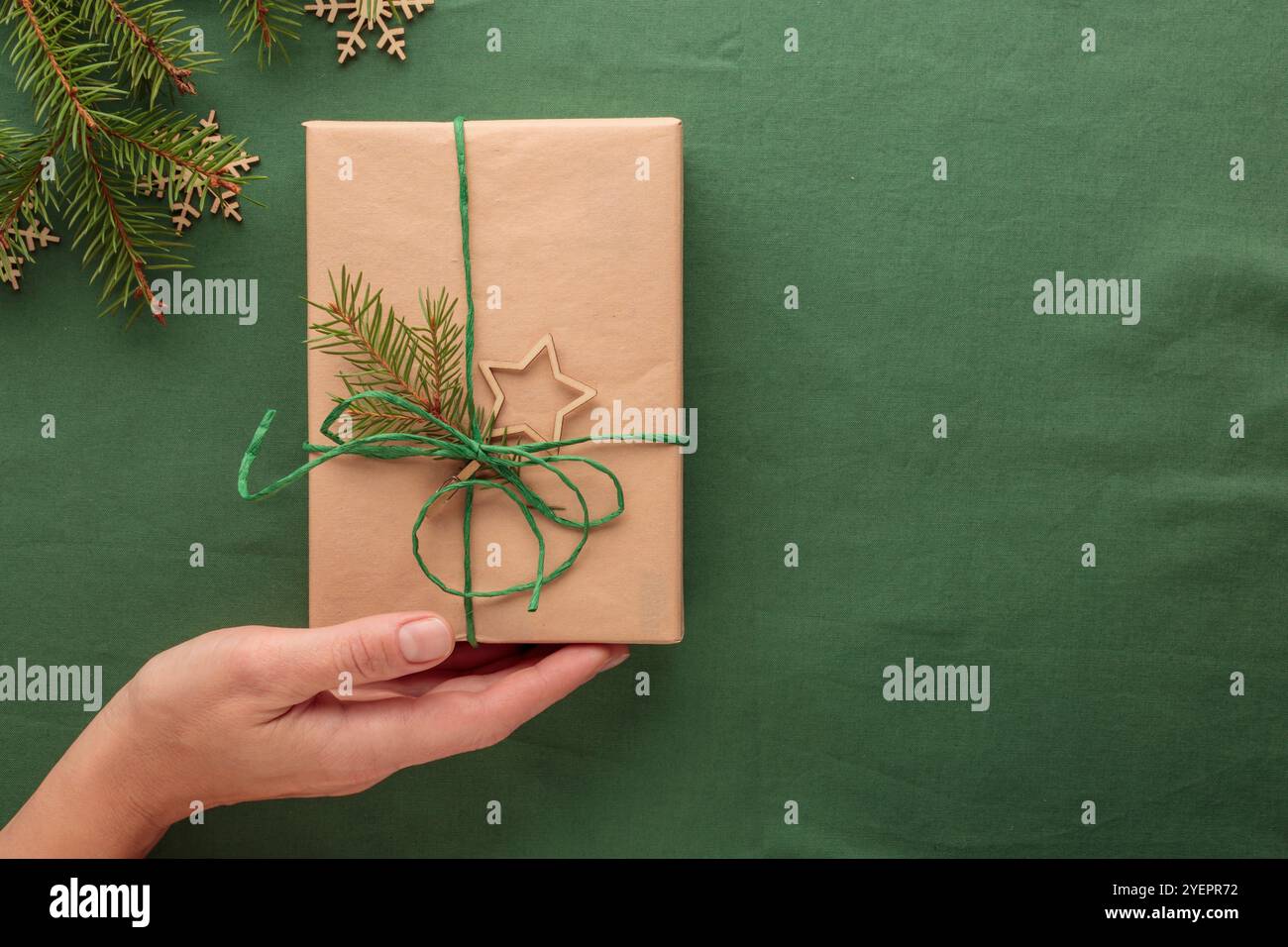 Cadeau de Noël dans un pack écologique zéro déchet avec la main Banque D'Images