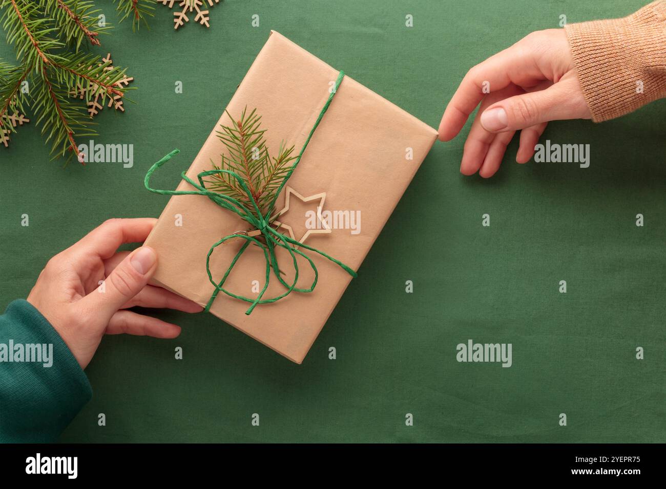 Cadeau de Noël dans un pack écologique zéro déchet avec les mains Banque D'Images
