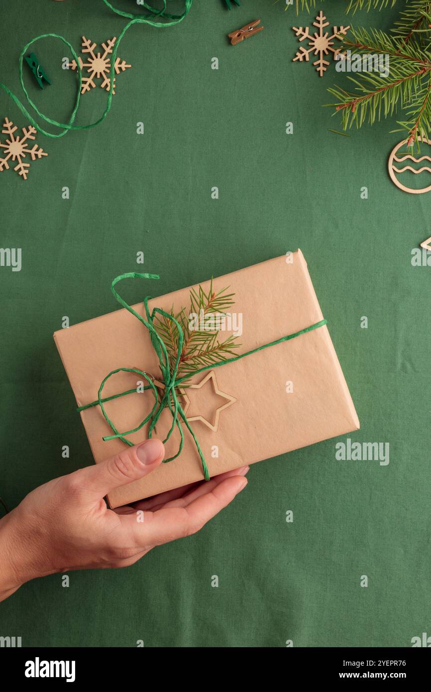 Cadeau de Noël dans un pack écologique zéro déchet avec la main Banque D'Images