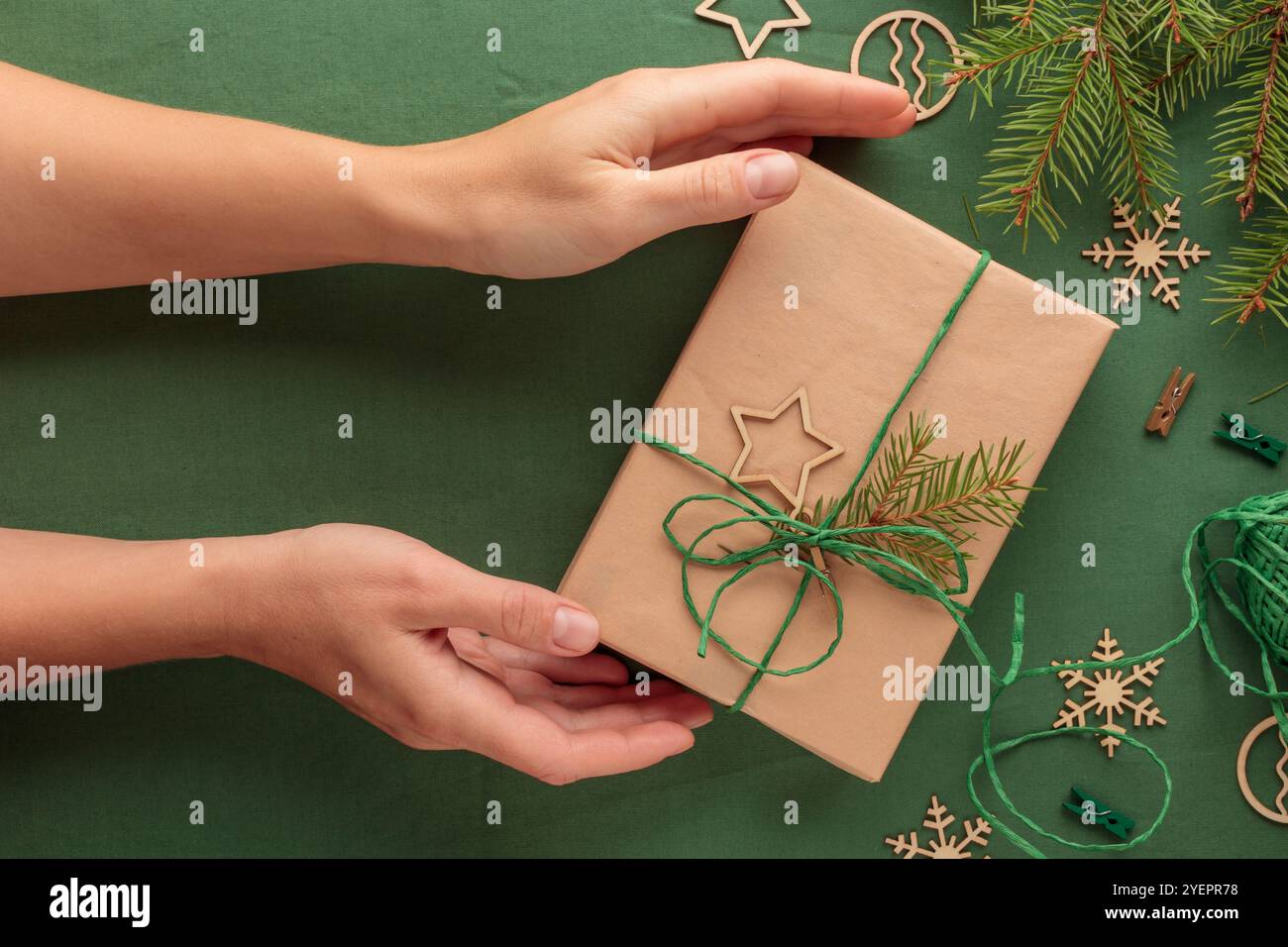 Cadeau de Noël dans un pack écologique zéro déchet avec les mains Banque D'Images