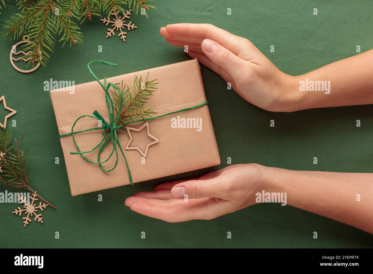 Cadeau de Noël dans un pack écologique zéro déchet avec les mains Banque D'Images