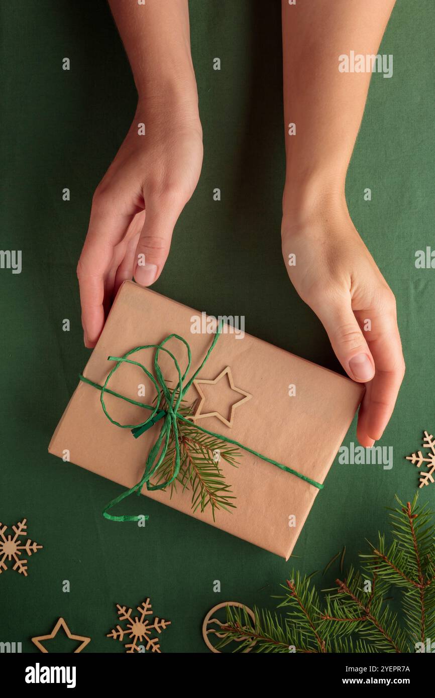 Cadeau de Noël dans un pack écologique zéro déchet avec les mains Banque D'Images