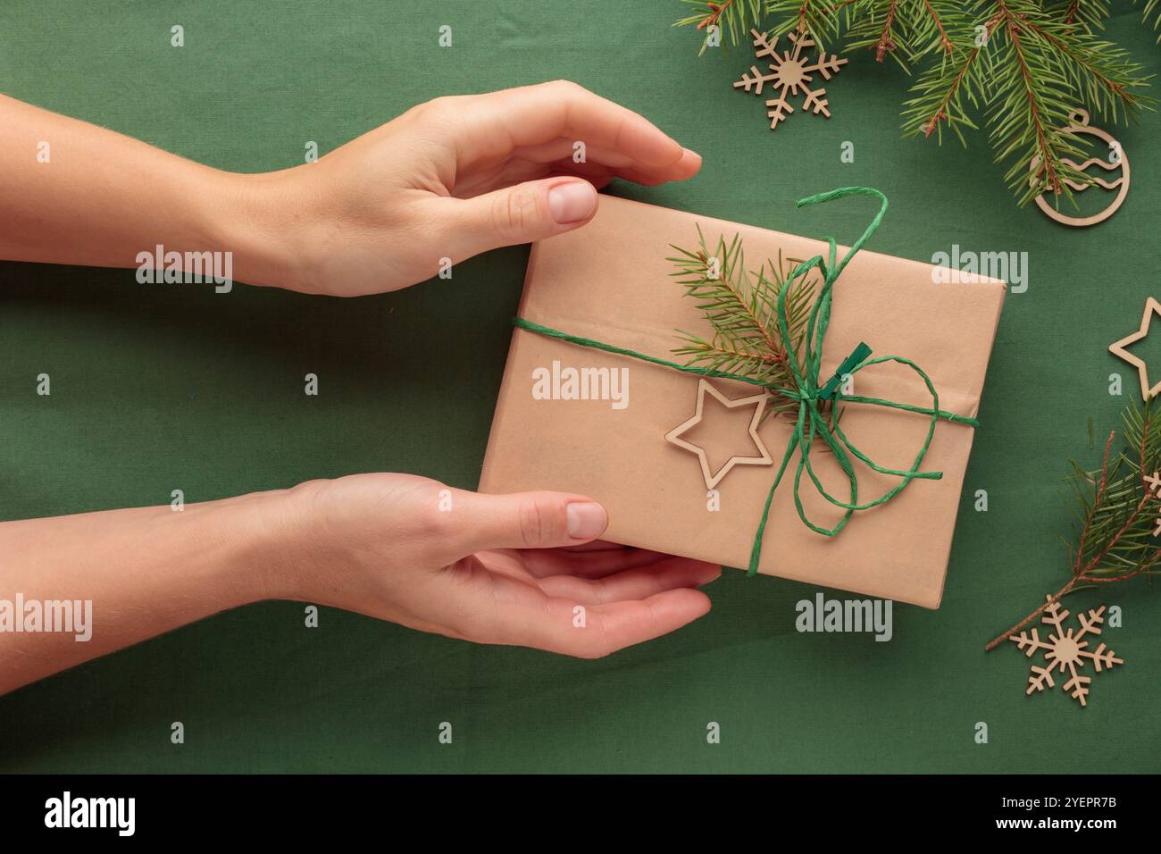 Cadeau de Noël dans un pack écologique zéro déchet avec les mains Banque D'Images