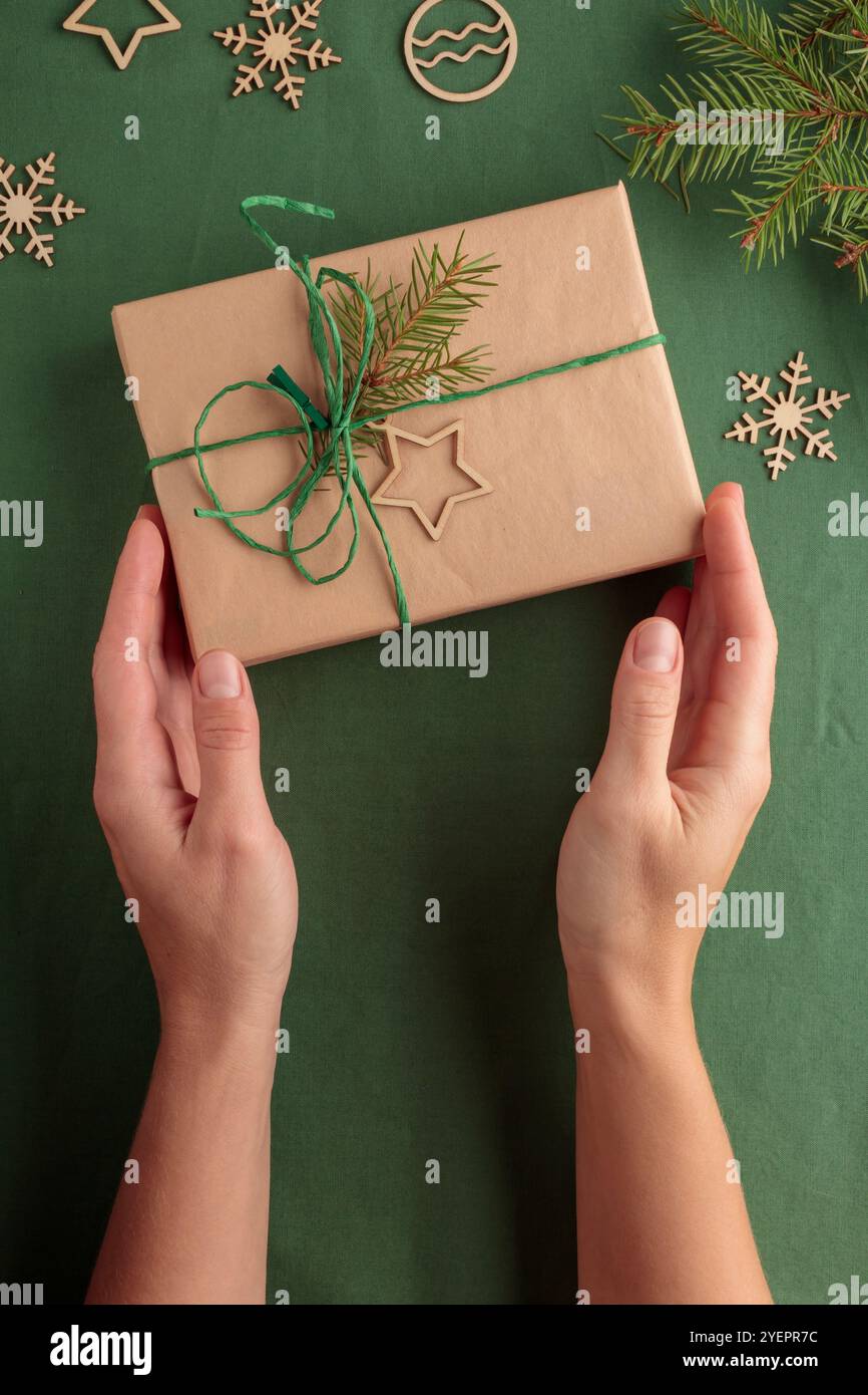 Cadeau de Noël dans un pack écologique zéro déchet avec les mains Banque D'Images