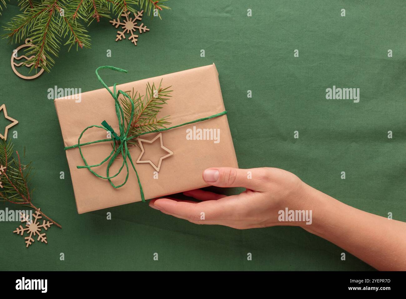 Cadeau de Noël dans un pack écologique zéro déchet avec la main Banque D'Images