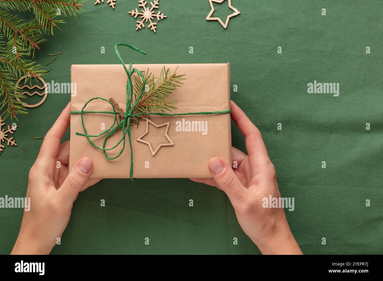Cadeau de Noël dans un pack écologique zéro déchet avec les mains Banque D'Images