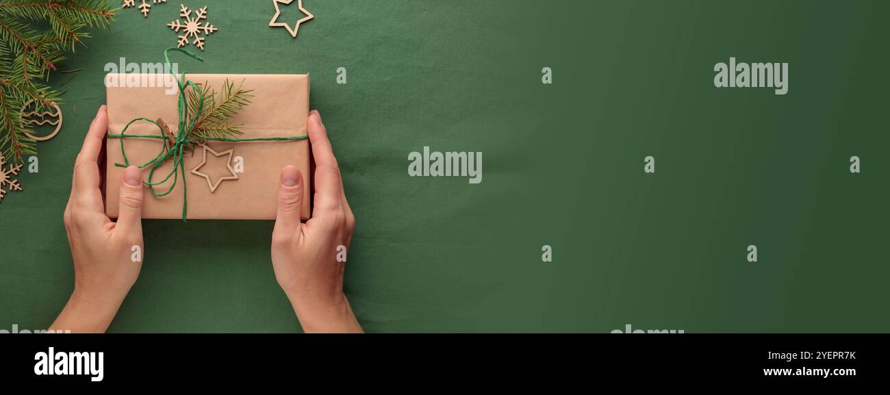 Cadeau de Noël dans un pack écologique zéro déchet avec les mains Banque D'Images