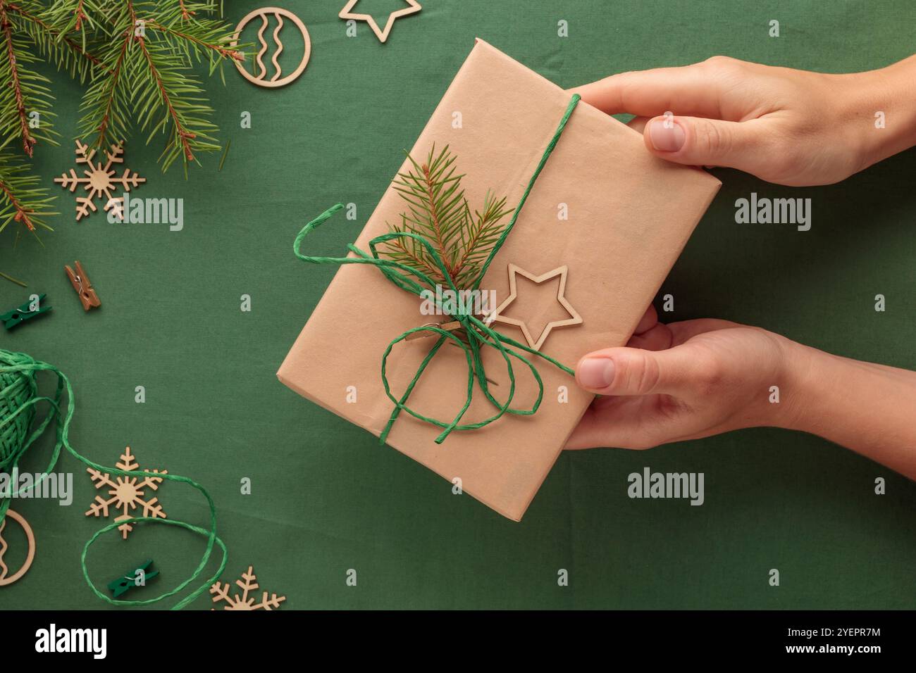 Cadeau de Noël dans un pack écologique zéro déchet avec les mains Banque D'Images