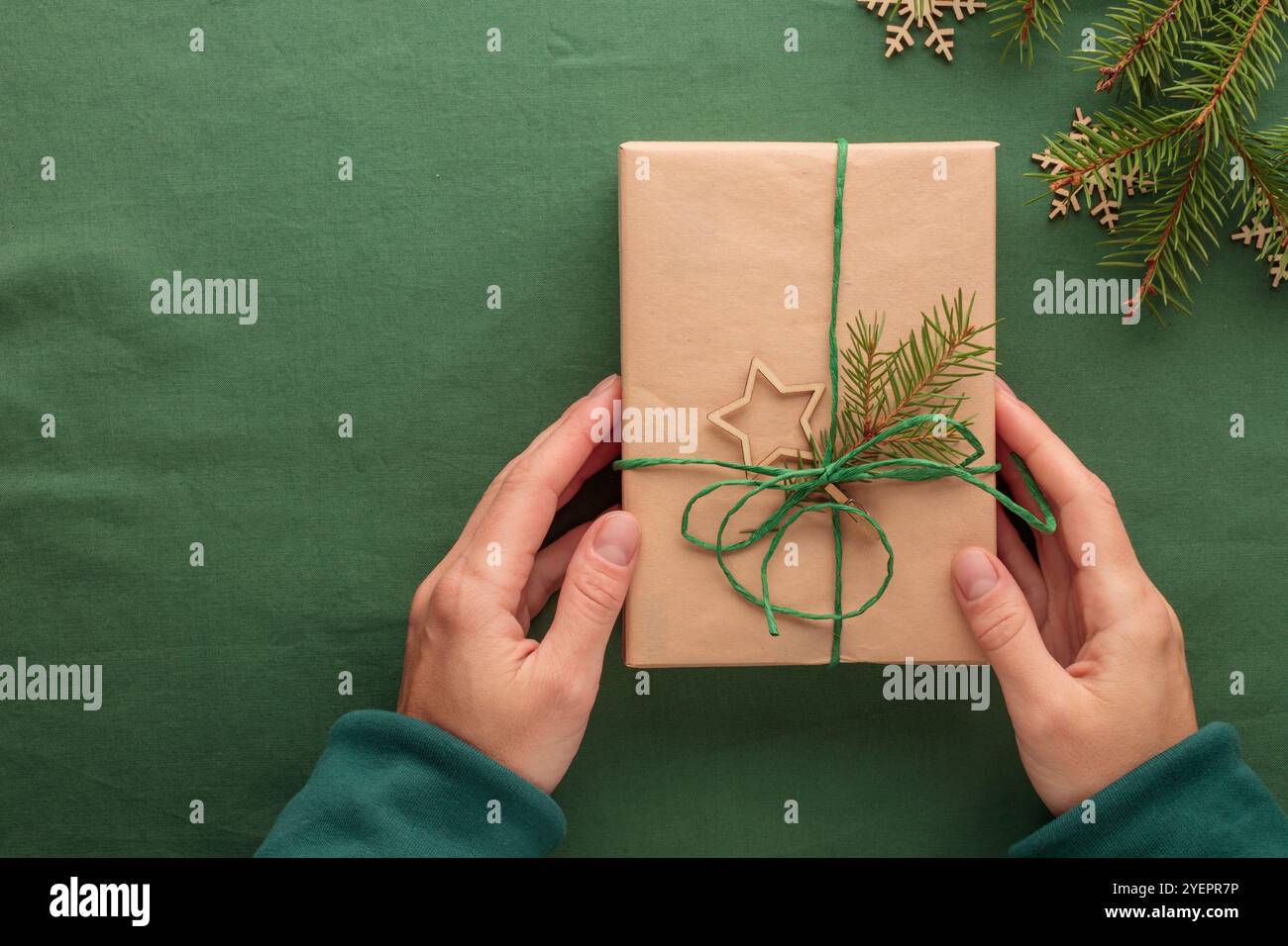 Cadeau de Noël dans un pack écologique zéro déchet avec les mains Banque D'Images